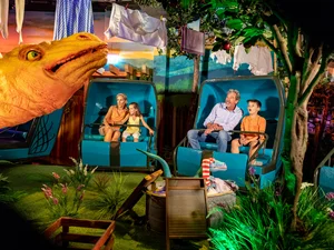 Madame Freudenreich Curiosités Europa-Park Familie sitzt in der Attraktion Madame Freudenreich Curiosités im Europa-Park.