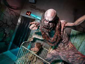 Darsteller in der Scare Attraction Studio -13 Darsteller im Horror-Setting von Studio -13, Traumatica – Festival of Fear.