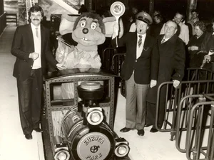 Alpenexpress-Eröffnung mit Roland Mack, Franz Mack und Euromaus im Zug. Eröffnung des Alpenexpress mit Zug in der Mitte, Roland Mack links, Franz Mack rechts und Gästen im Stationsgebäude.