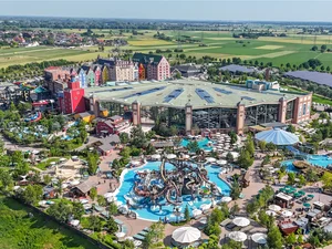 Der weitläufige Außenbereich der Wasserwelt Rulantica mit vielen Attraktionen und Angeboten aus der Vogelperspektive.