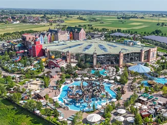 Der weitläufige Außenbereich der Wasserwelt Rulantica mit vielen Attraktionen und Angeboten aus der Vogelperspektive.