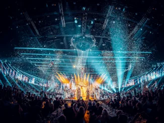 Europa-Park 50th anniversary gala – live stream Many artists and performers can be seen on stage at the Europa-Park Arena. Confetti floats through the air.