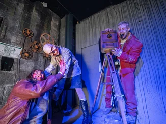 Drei Darsteller im Cinema Macabre Drei Traumatica Darsteller im Cinema Macabre, einer mit Kamera.