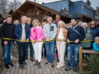Alexander Schindler (left), Rheinauen ranger, Mauritia Mack, Chairwoman of the ‘einfach helfen’ organisation, Mayor Kai-Achim Klare and Jürgen Mack, Owner of Europa-Park, open the charity run by cutting a ribbon.