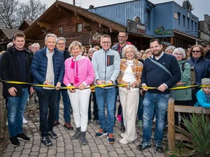 Alexander Schindler (left), Rheinauen ranger, Mauritia Mack, Chairwoman of the ‘einfach helfen’ organisation, Mayor Kai-Achim Klare and Jürgen Mack, Owner of Europa-Park, open the charity run by cutting a ribbon.