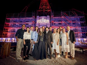 Voltron 4D World Premier Thomas, Katja, Frederik, Miriam, Michael, Roland, Marianne, Ann-Kathrin, Nicolas, Mauritia and Jürgen Mack (from left) together with actors Mario Vasilv (Erik) and Anzhelina Ilieva (Jelica Munja) in front of the construction site of the Voltron building.