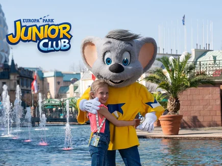 Europa-Park JUNIOR CLUB Un enfant serre dans ses bras Ed Euromaus, la mascotte d'Europa-Park.