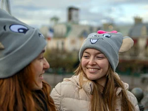Stylische Ed & Edda Mode Gäste des Europa-Park tragen Mützen mit Ed & Edda Stickereien darauf.