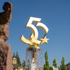 Chiffre anniversaire « 50 » à l'entrée principale d'Europa-Park, sous un grand ciel bleu. 50 doré sur la fontaine à l'entrée principale d'Europa-Park sous un ciel bleu.