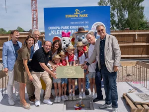Foundation stone laying ceremony Horst Koppelstätter, Ann-Kathrin Mack, Jürgen Mack, Wolfram Krons, Miriam Mack, Charles R. Botta and Roland Mack together with children and Ed and Edda at the laying of the foundation stone for the children's house.