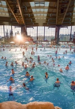 Des visiteurs profitent de la piscine à vagues Surf Fjørd à Rulantica Des visiteurs se détendent et s’amusent au Surf Fjørd à Rulantica.