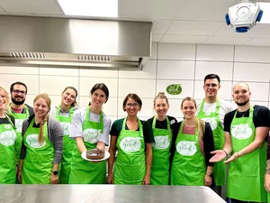FeelGood Cooking Workshop Miriam Mack with a group of employees at the FeelGood cooking workshop.