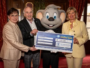 Mauritia Mack and Ed Euromaus present a cheque for €28,288 to the Ortenau district association of the Child Protection Agency.