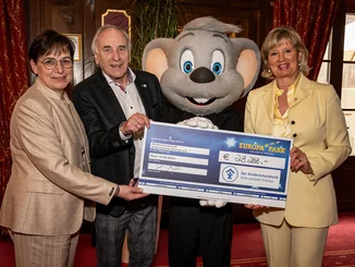 Mauritia Mack and Ed Euromaus present a cheque for €28,288 to the Ortenau district association of the Child Protection Agency.
