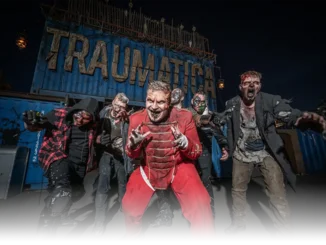 Sechs wütende Zombies aus Traumatica Sechs wütende Zombies mit zerrissenen Klamotten stehen vor dem Eingang zum Traumatica Gelände. Oben prangt der Schriftzug Traumatica auf einem Container.