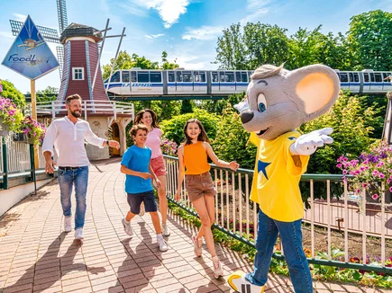 Fröhliche Familie gemeinsam mit Ed Euromaus im Europa-Park.