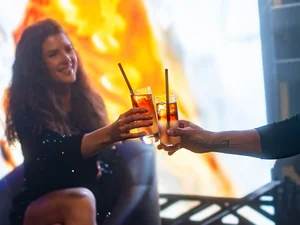 Mit Cocktails anstoßen bei Eatrenalin Late Night