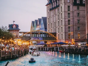 Das 4-Sterne Superior Erlebnishotel "Krønasår" von außen mit Blick auf den großen beleuchteten Fjord. 