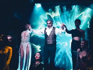 Wagen Sie den Schritt in eine andere Welt Männer und Frauen vor einem Portal.