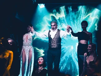 Wagen Sie den Schritt in eine andere Welt Männer und Frauen vor einem Portal.