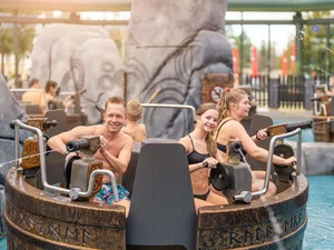 Familie liefert sich eine Wasserschlacht im interaktiven Wasser-Karussell Tønnevirvel der Wasserwelt Rulantica.