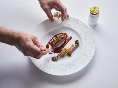 Kunstvoll inszeniertes Gericht in einem der Hotelrestaurants im Europa-Park Erlebnis-Resort.