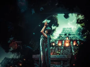 Shows aus einer fremden Welt Eine Show mit einer Frau in einer dunklen Atmosphäre.