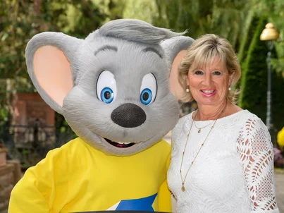 Mauritia Mack Einfach Helfen e. V. Mauritia Mack, Gründerin des Vereins Einfach Helfen e. V. und Ed Euromaus.