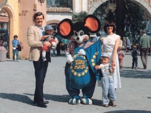 Familie Mack mit der Euromaus Der junge Roland Mack und seine Frau Marianne Mack mit ihren kleinen Kindern und der Euromaus.