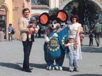 Familie Mack mit der Euromaus Der junge Roland Mack und seine Frau Marianne Mack mit ihren kleinen Kindern und der Euromaus.