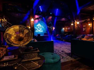 Die Location Eden Manor Der Innenraum von Eden Manor mit einer einzigartigen dunklen Atmosphäre.