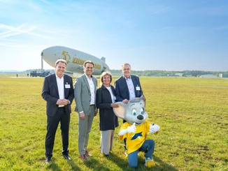 Roland Mack with Marianne Mack and Thomas Mack, as well as Eckhard Breuer Roland Mack stands in front of the Europa-Park Zeppelin together with his wife Marianne Mack, his son Thomas Mack, Eckhard Breuer (Managing Director of DZR) and Ed Euromaus.