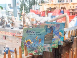 Die Kinderbuchreihe von Snorri: Vier liebevoll gestaltete Bücher stehen aufgereiht in der Wasserwelt Rulantica. 