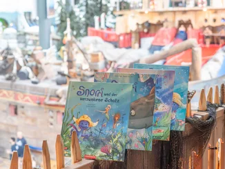 Die Kinderbuchreihe von Snorri: Vier liebevoll gestaltete Bücher stehen aufgereiht in der Wasserwelt Rulantica. 