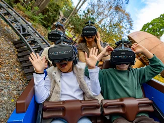 Alpenexpress Coastiality Menschen mit einer VR-Brille während der Fahrt mit dem Alpenexpress.
