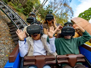 Alpenexpress Coastiality Menschen mit einer VR-Brille während der Fahrt mit dem Alpenexpress.
