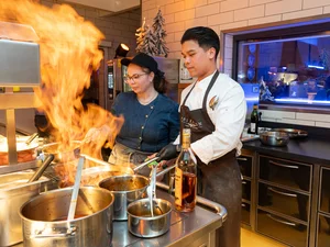 Küchenparty im Tre Krønen Zwei Köche bei der Arbeit während der Küchenparty im Europa-Park Erlebnis-Resort.