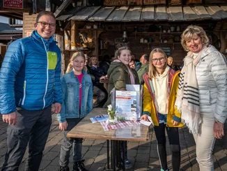Mauritia Mack and Mayor Kai-Achim Klare together with young helpers at a fundraising event for Ukraine.