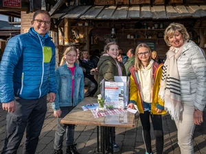 Mauritia Mack and Mayor Kai-Achim Klare together with young helpers at a fundraising event for Ukraine.
