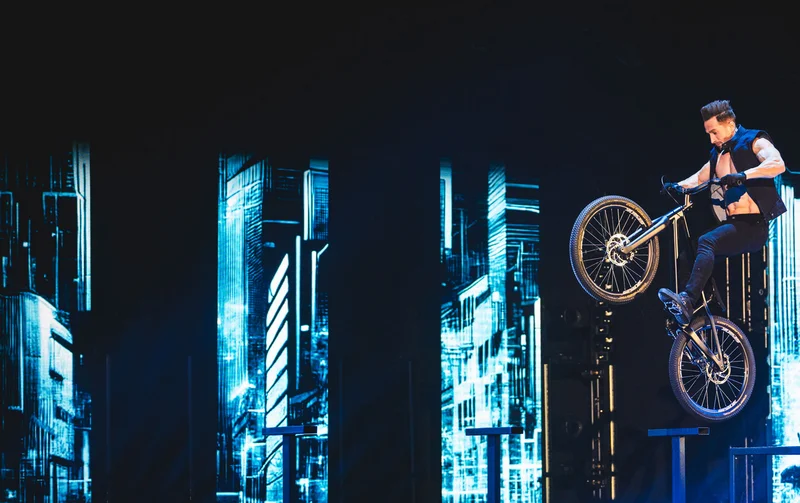 A thrilling show programme An artist from the Europa-Park Dinner-Show attempts a dangerous jump on a BMX bike.