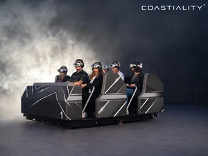 Flowryde im Europa-Park Fahrgäste sitzen in dem Flowryde, ausgestattet mit VR-Headsets.