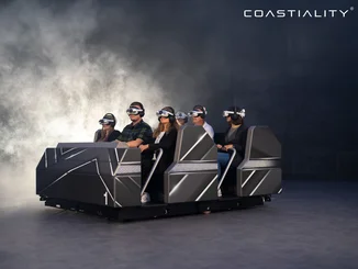 Flowryde im Europa-Park Fahrgäste sitzen in dem Flowryde, ausgestattet mit VR-Headsets.