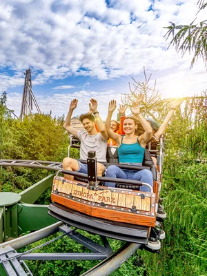 Besucher fahren die Achterbahn Matterhorn-Blitz im Europa-Park im Schweizer Themenbereich.
