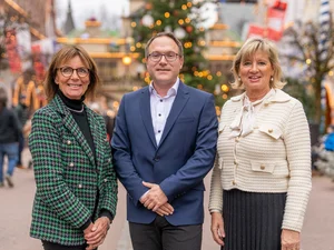 A donation to Santa Isabel e. V. Marianne Mack, donor Christian Paatsch and Mauriatia Mack at Europa-Park.
