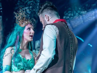 Rulantica – The Musical im Europa-Park Teatro Zwei Schauspieler, welche die Meerjungfrau Kailani und den Schiffsjungen Fin verkörpern, auf der Bühne des Europa-Park Teatro.