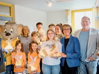 Santa Isabel e. V. Katharinenhöhe Marianne Mack and Ed Euromaus distribute gifts to children at the Katharinenhöhe cancer aftercare clinic on behalf of the Santa Isabel e. V. support association.