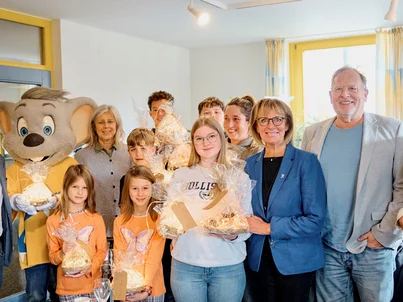 Marianne Mack visits Katharinenhöhe Marianne Mack and Ed Euromaus distribute gifts to patients at the cancer aftercare clinic Katharinenhöhe.