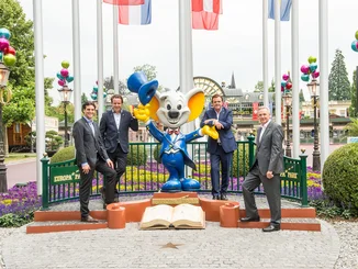 40 years of Europa-Park Thomas Mack, Michael Mack, Jürgen Mack and Roland Mack stand around a huge Euromaus sculpture in front of the main entrance to Europa-Park.