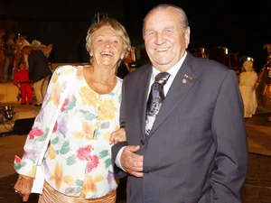 Franz and Liesel Mack at a festive evening event with guests and artists at Europa-Park. Franz and Liesel Mack smile at an evening event at Europa-Park with artists in the background.