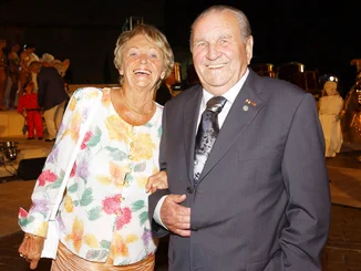 Franz and Liesel Mack at a festive evening event with guests and artists at Europa-Park. Franz and Liesel Mack smile at an evening event at Europa-Park with artists in the background.